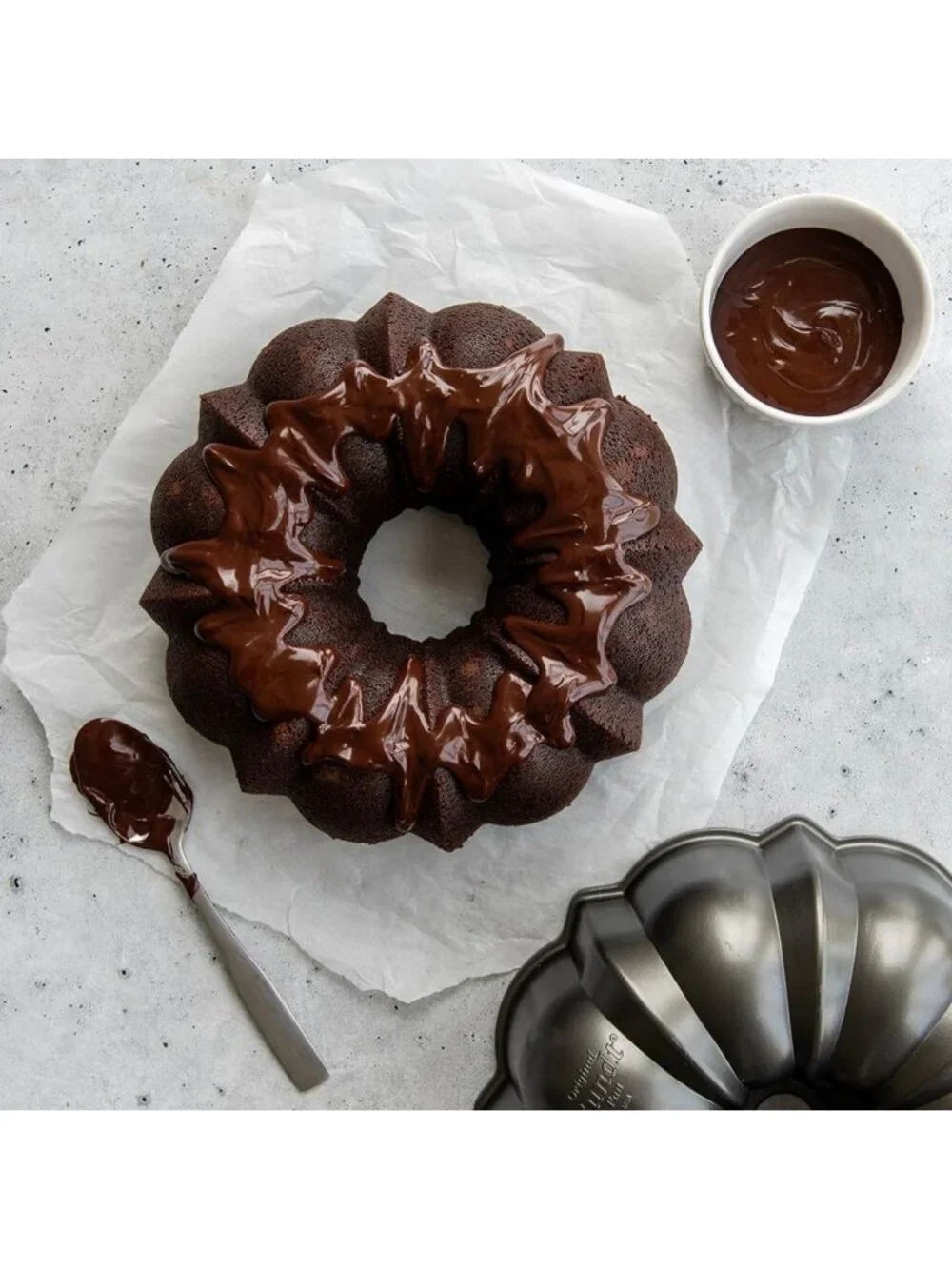 12-Cup Graphite Bundt Pan - Nonstick Bakeware for Perfect Cakes & Desserts
